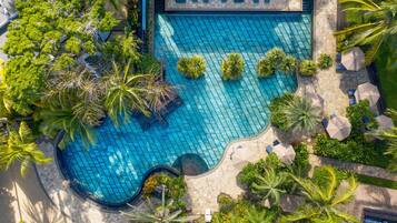 2 hồ bơi ngoài trời, dù/ô trên bãi biển/hồ bơi, ghế dài tắm nắng