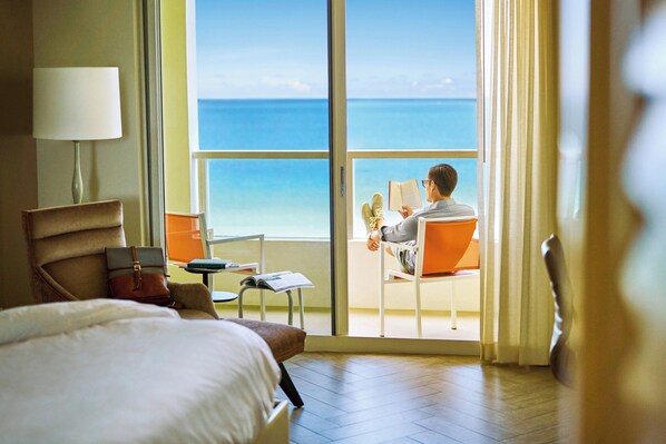 Hypo-allergenic bedding, down duvets, pillow-top beds, in-room safe - Marriott Stanton South Beach (Miami Beach)