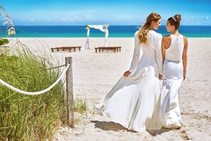 On the beach, white sand, beach cabanas, sun-loungers - Marriott Stanton South Beach (Miami Beach)