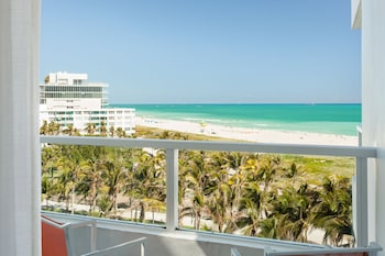 Room, 1 King Bed, Balcony | Hypo-allergenic bedding, down comforters, pillowtop beds, in-room safe at Marriott Stanton South Beach