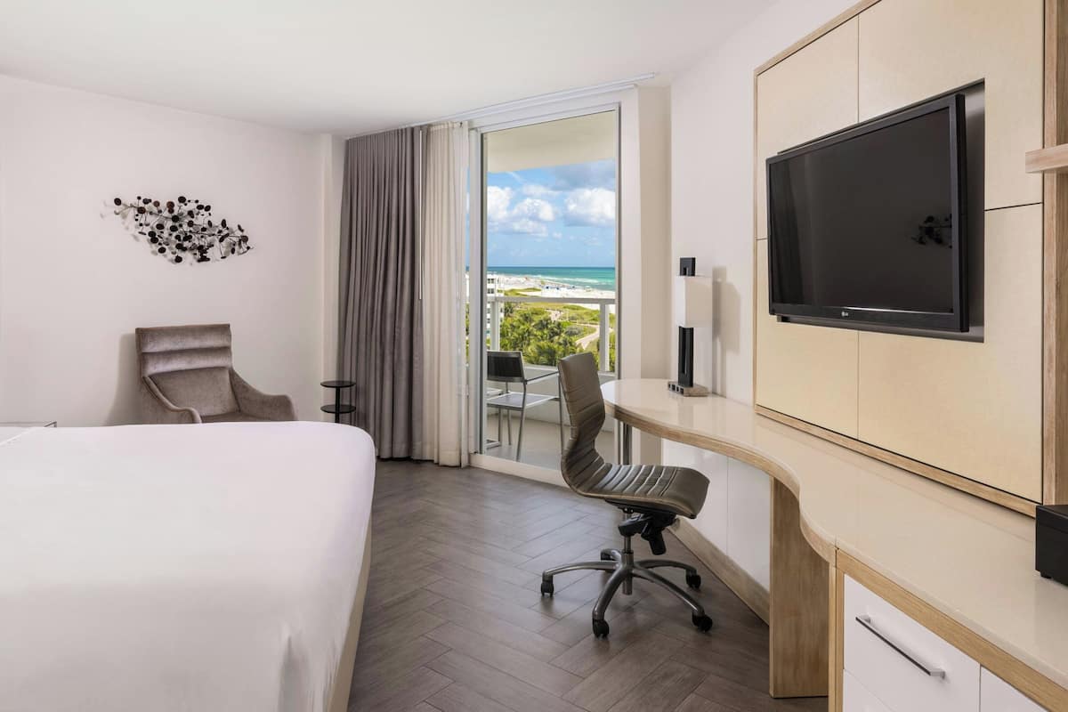 Room, 1 King Bed, Non Smoking, Balcony (View) | Hypo-allergenic bedding, down comforters, pillowtop beds, in-room safe