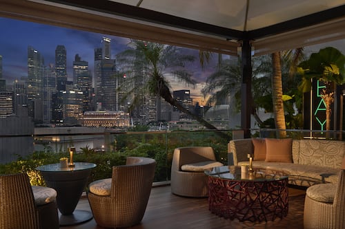2 bars/lounges, cocktail bar