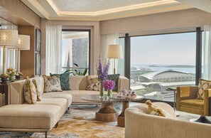 Royal Penthouse, 4 Bedrooms (Marina Bay) | Living room