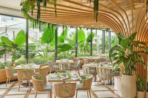 5 restaurants, breakfast, lunch, dinner served; international cuisine