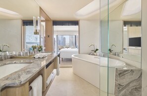 Badewanne und Dusche (separat), Designer-Toilettenartikel, Haartrockner