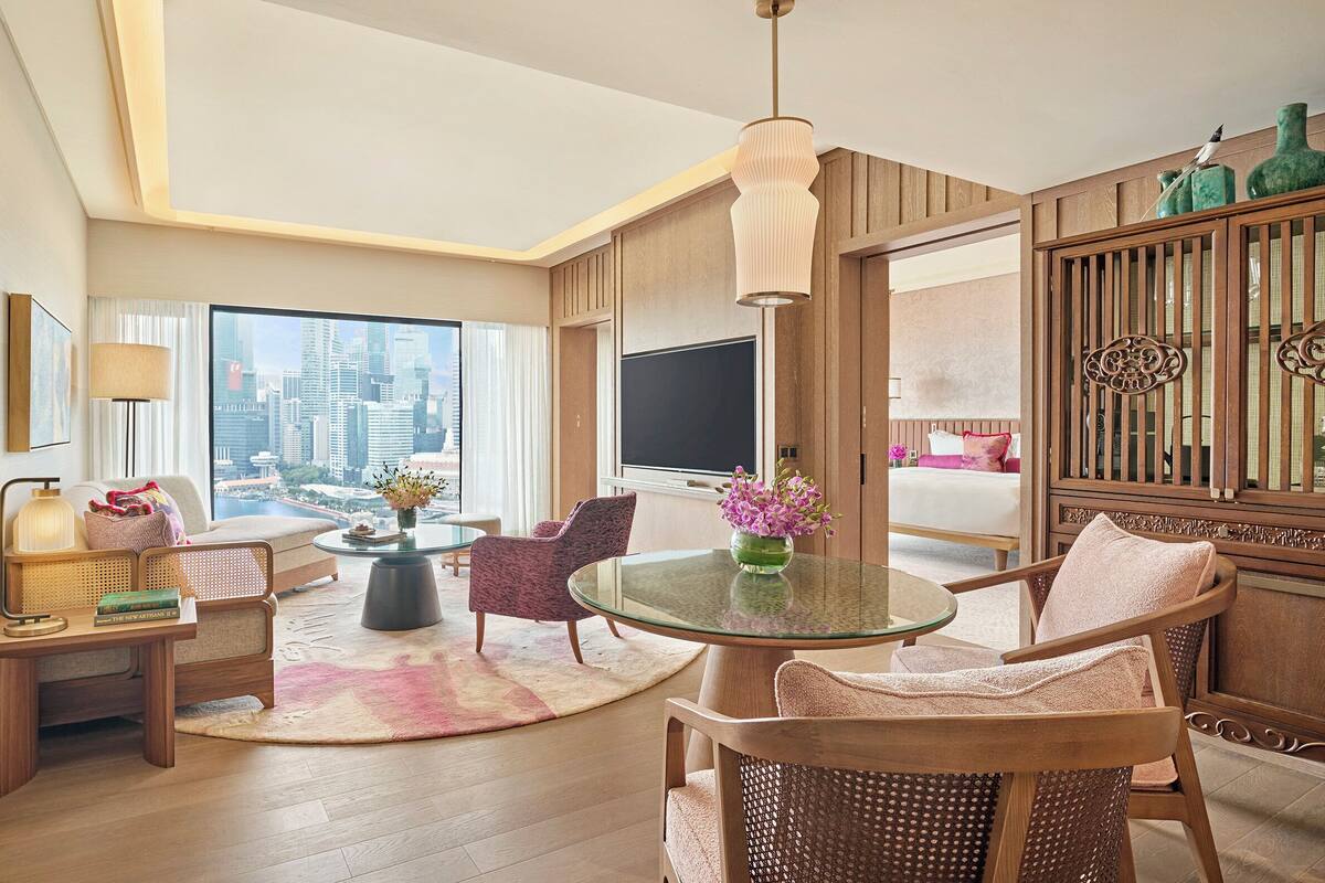 Suite, balcón (Marina Bay) | Sala de estar | Televisión LCD de 60 pulgadas con canales digitales y televisión 