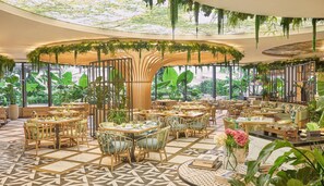 5 restaurants, breakfast, lunch, dinner served; international cuisine 