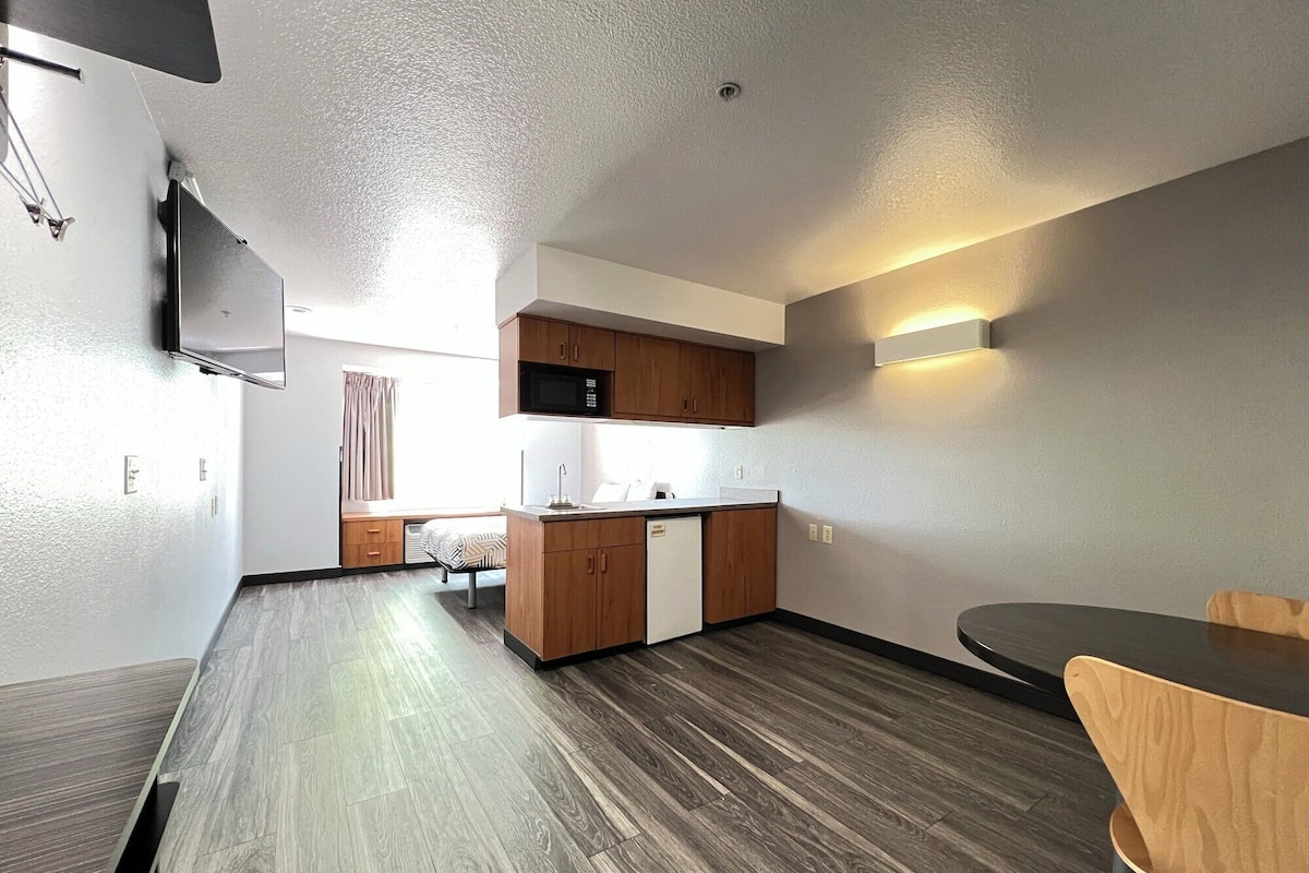 Free WiFi, bed sheets, alarm clocks