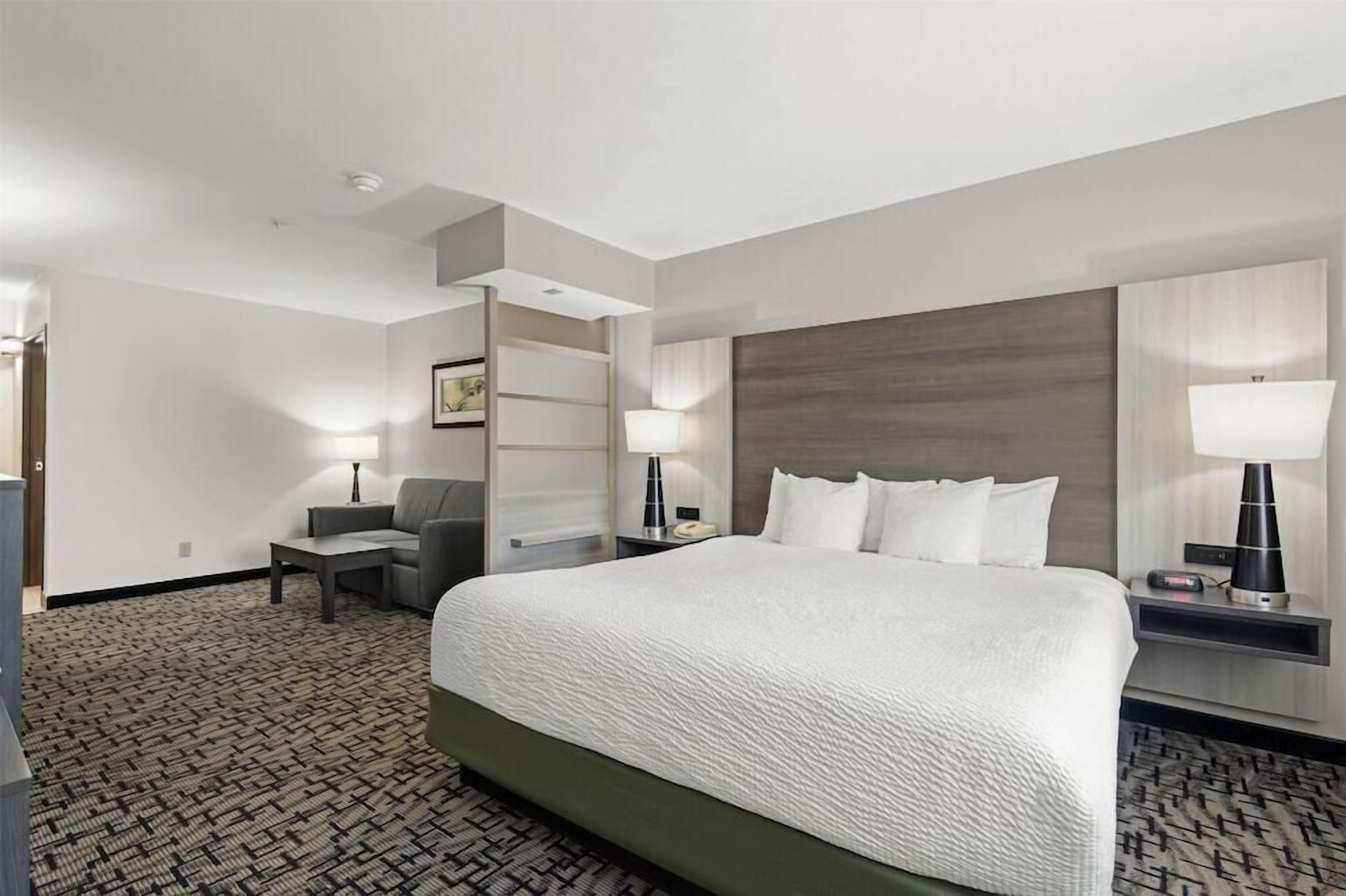 Pillowtop beds, desk, iron/ironing board, free WiFi