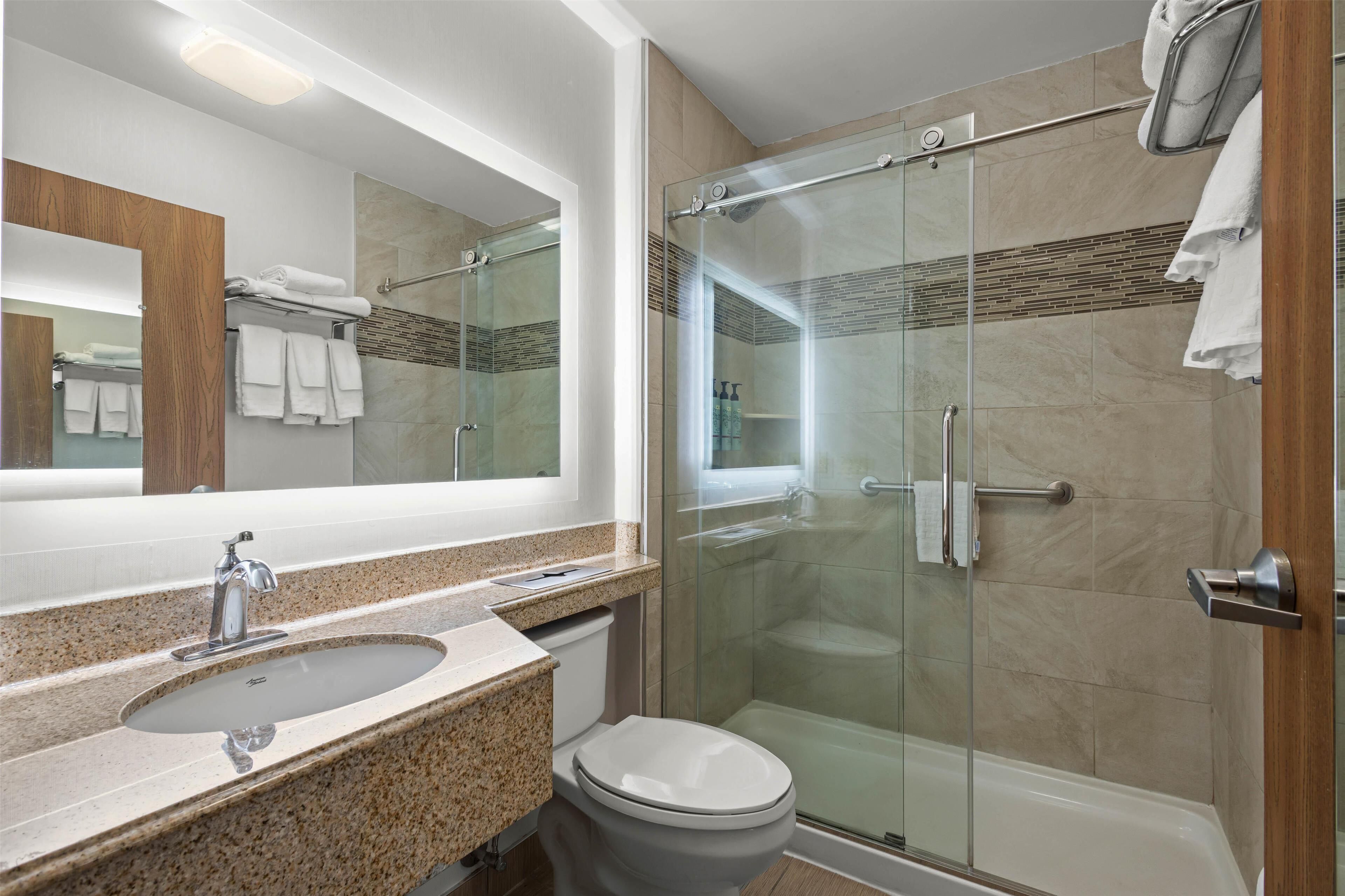 Douche, articles de toilette gratuits, sèche-cheveux