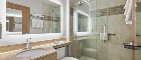 Dusche, kostenlose Toilettenartikel, Haartrockner, Handtücher