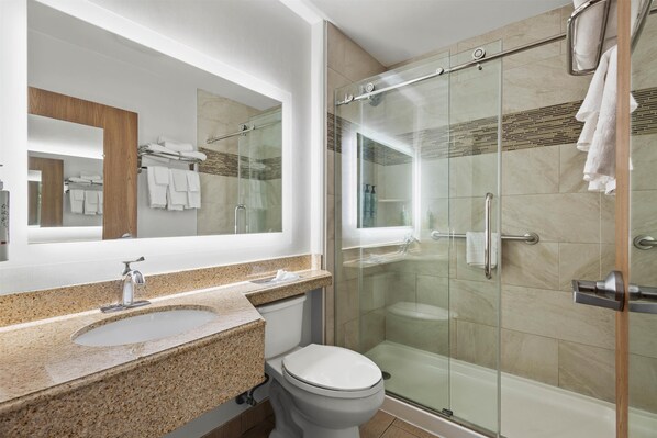 Regadera, amenidades de baño gratuitas, secadora de cabello, toallas 