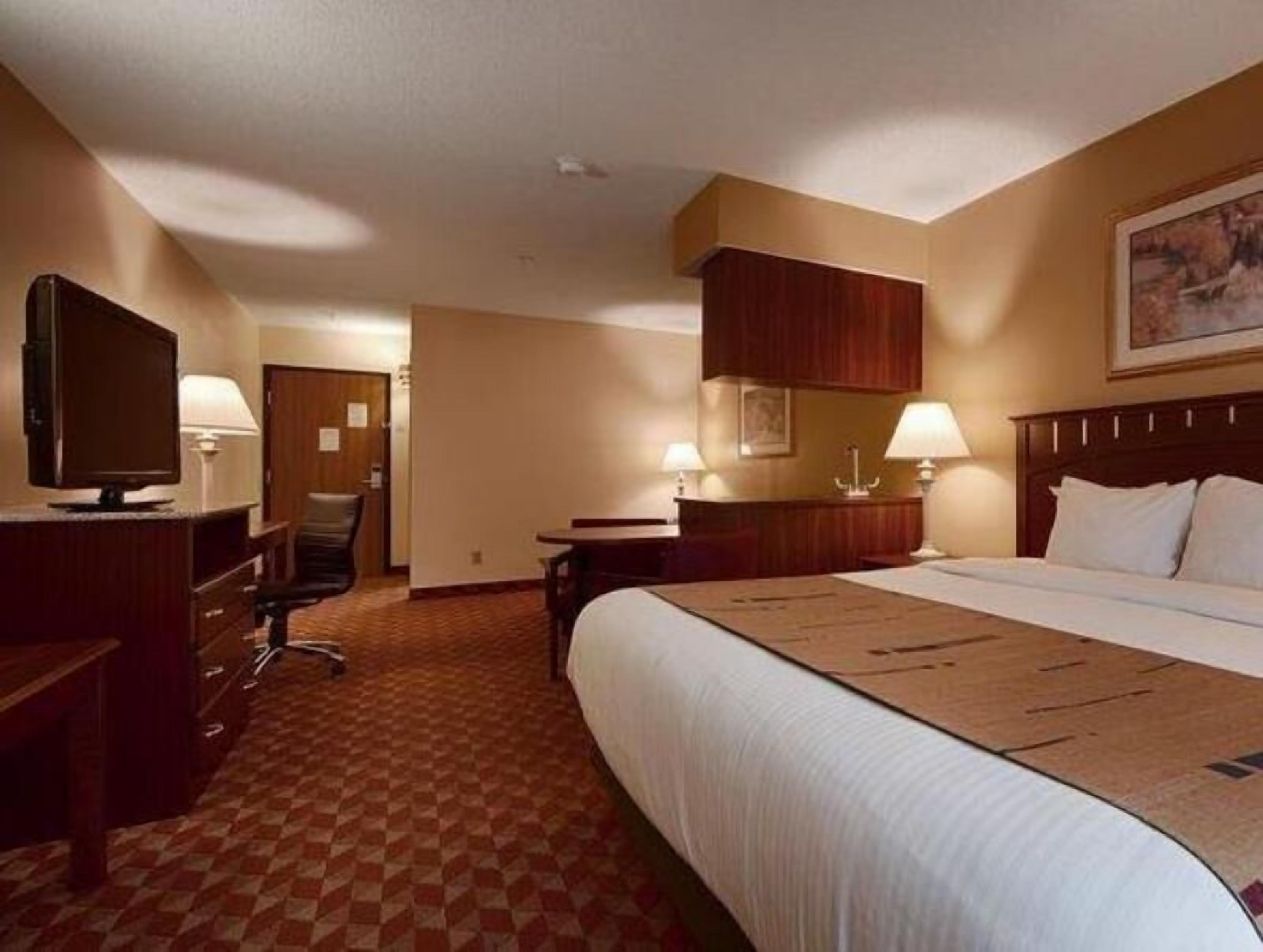 Pillowtop beds, desk, iron/ironing board, free WiFi