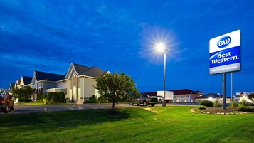 Un hotel en una zona residencial con un cartel que dice "Best Western Crown Inn & Suites".
