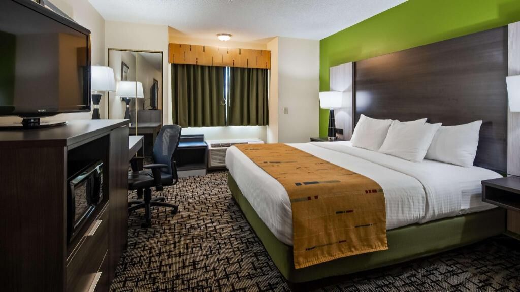 Pillowtop beds, desk, iron/ironing board, free WiFi