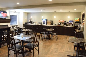 Free daily full breakfast - Best Western Crown Inn & Suites (Batavia)
