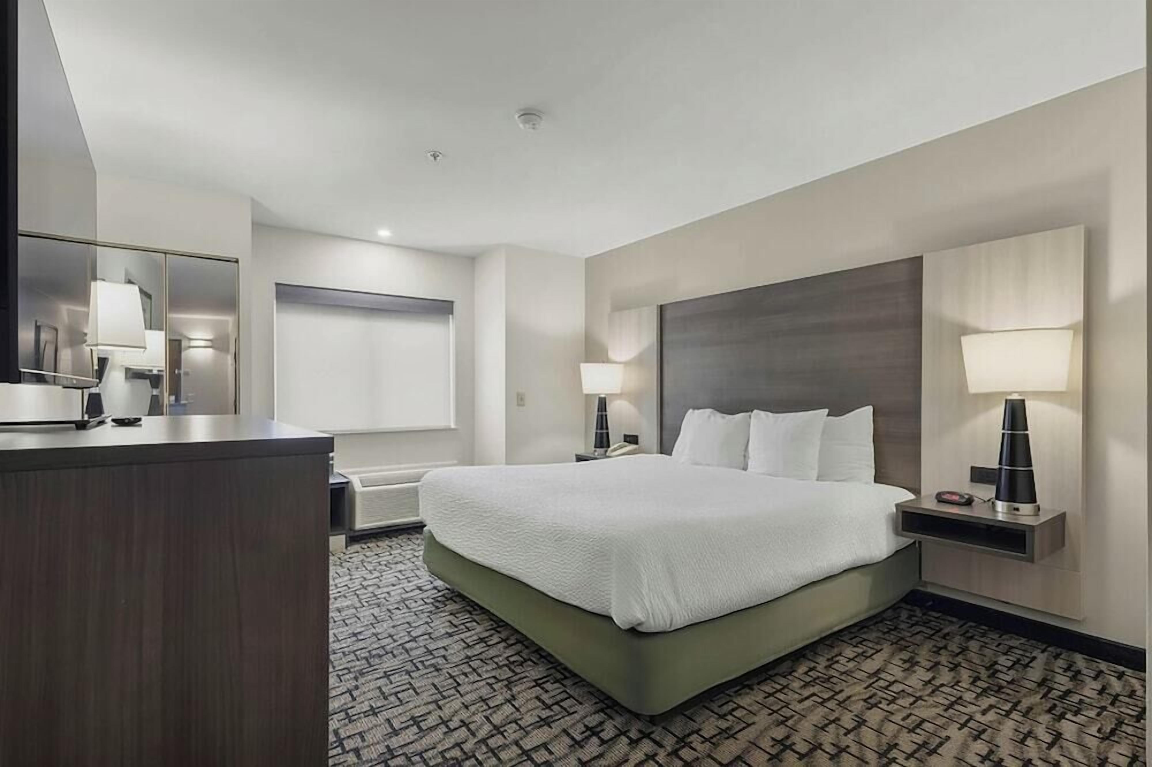 Pillowtop beds, desk, iron/ironing board, free WiFi