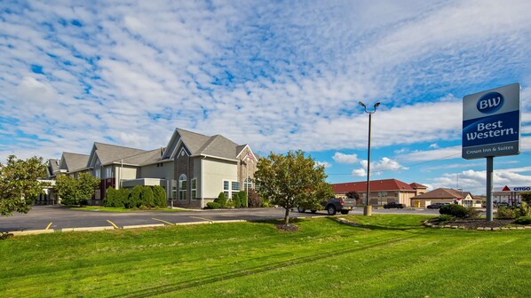 A hotel with a modern design, a parking lot, and a sign indicating it is part of the Best Western chain. - Best Western Crown Inn & Suites (Batavia)