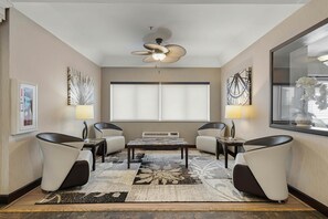 Lobby - Best Western Crown Inn & Suites (Batavia)