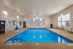 Indoor pool - Best Western Crown Inn & Suites (Batavia)