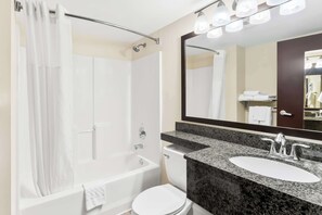 Standardværelse - 1 queensize-seng - ikke-ryger - køleskab og mikrobølgeovn (with Sofabed) | Badeværelse | Gratis toiletartikler, hårtørrer, håndklæder, Sæbe