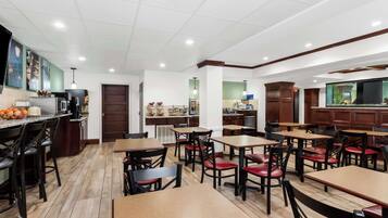 Café da manhã completo grátis todos os dias