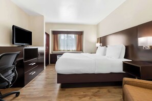 Premium bedding, desk, laptop workspace, iron/ironing board - Best Western Patriots Point (Mount Pleasant)