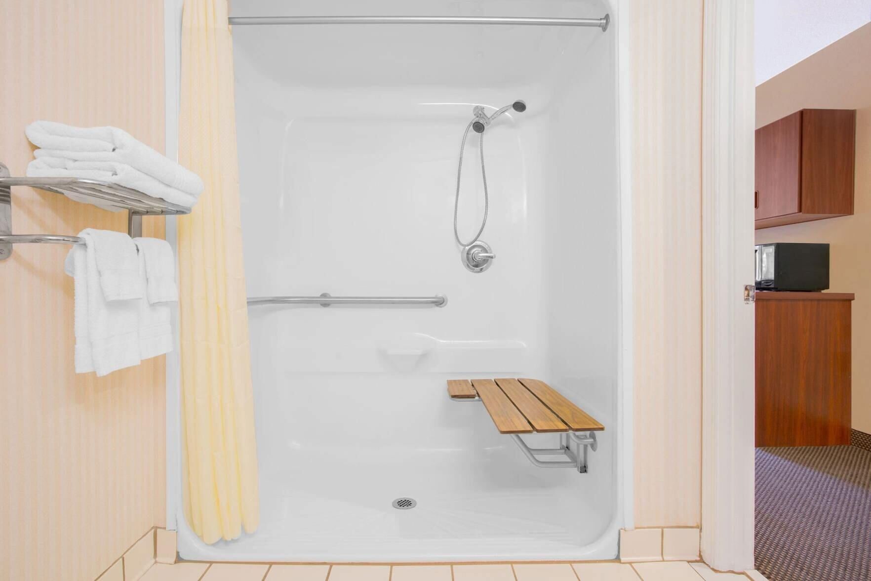 Bathroom | Combined shower/tub, hair dryer, towels