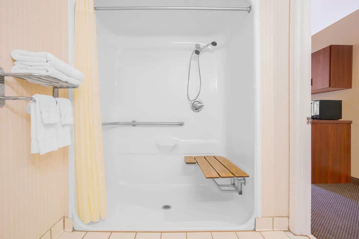 Bathroom | Combined shower/tub, hair dryer, towels