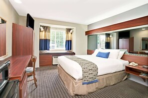 Desk, laptop workspace, blackout drapes, iron/ironing board - Microtel Inn & Suites by Wyndham Roseville/Detroit Area (Roseville)