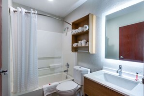 Combined shower/tub, hair dryer, towels