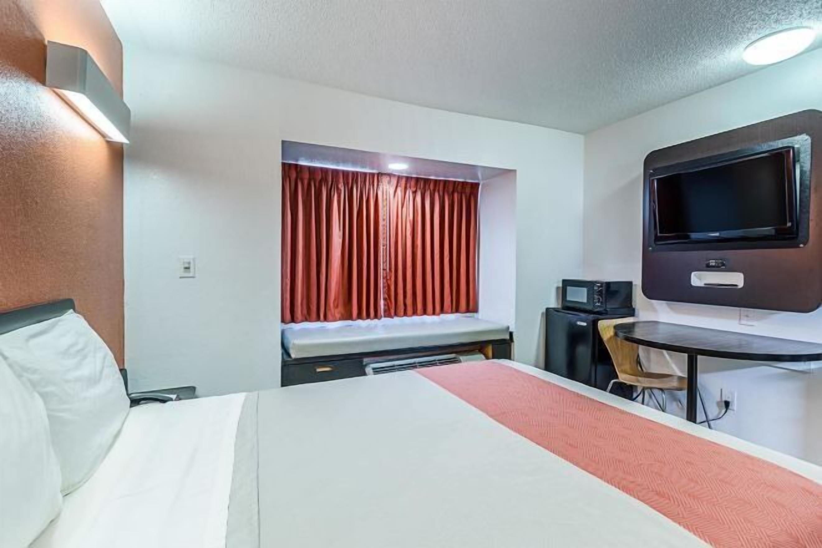 WiFi (無料)、ベッドシーツ