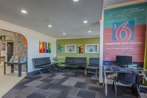 Lobby sitting area - Motel 6 Simpsonville, SC - Greenville (Simpsonville)