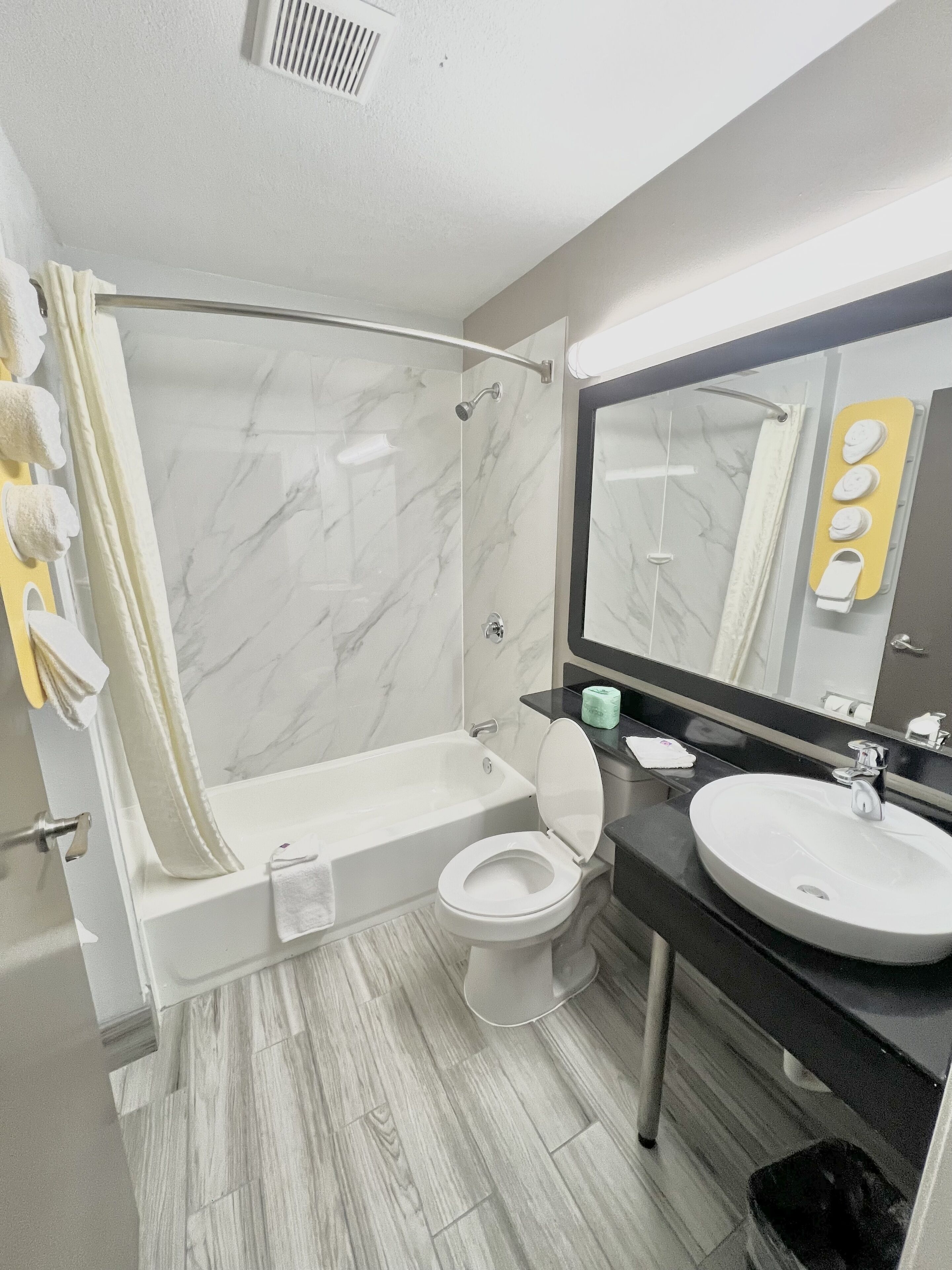 Combined shower/tub, towels