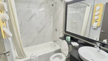 Combined shower/tub, towels