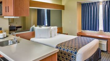 Zimmersafe, Schreibtisch, VerdunkelungsvorhĂ€nge, BĂŒgeleisen/BĂŒgelbrett