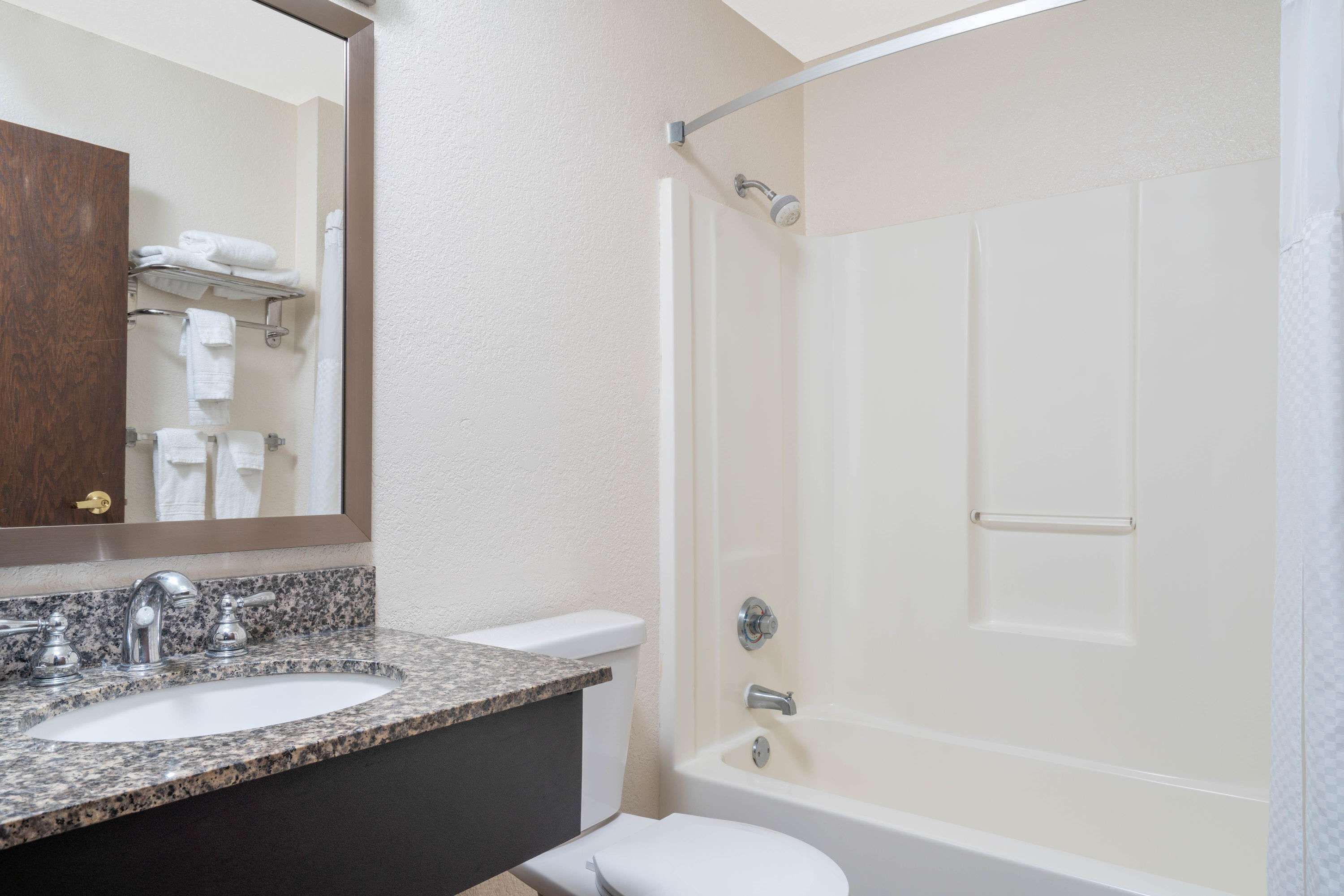 Articles de toilette de luxe, sèche-cheveux, serviettes fournies