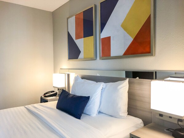 Escritorio, espacio para trabajar con laptop y cortinas blackout 