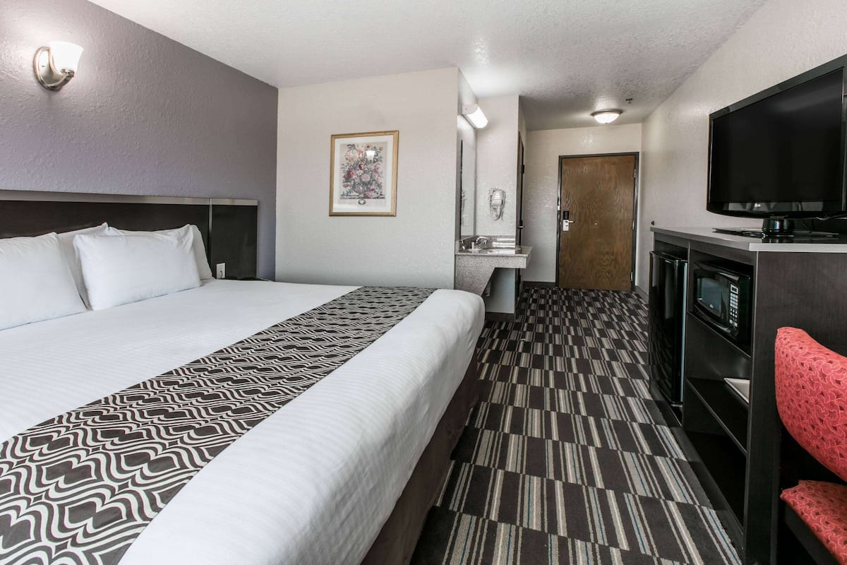 Desk, laptop workspace, iron/ironing board, free WiFi