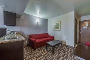 Desk, laptop workspace, iron/ironing board, free WiFi - Microtel Inn & Suites by Wyndham Oklahoma City Airport (Oklahoma City)
