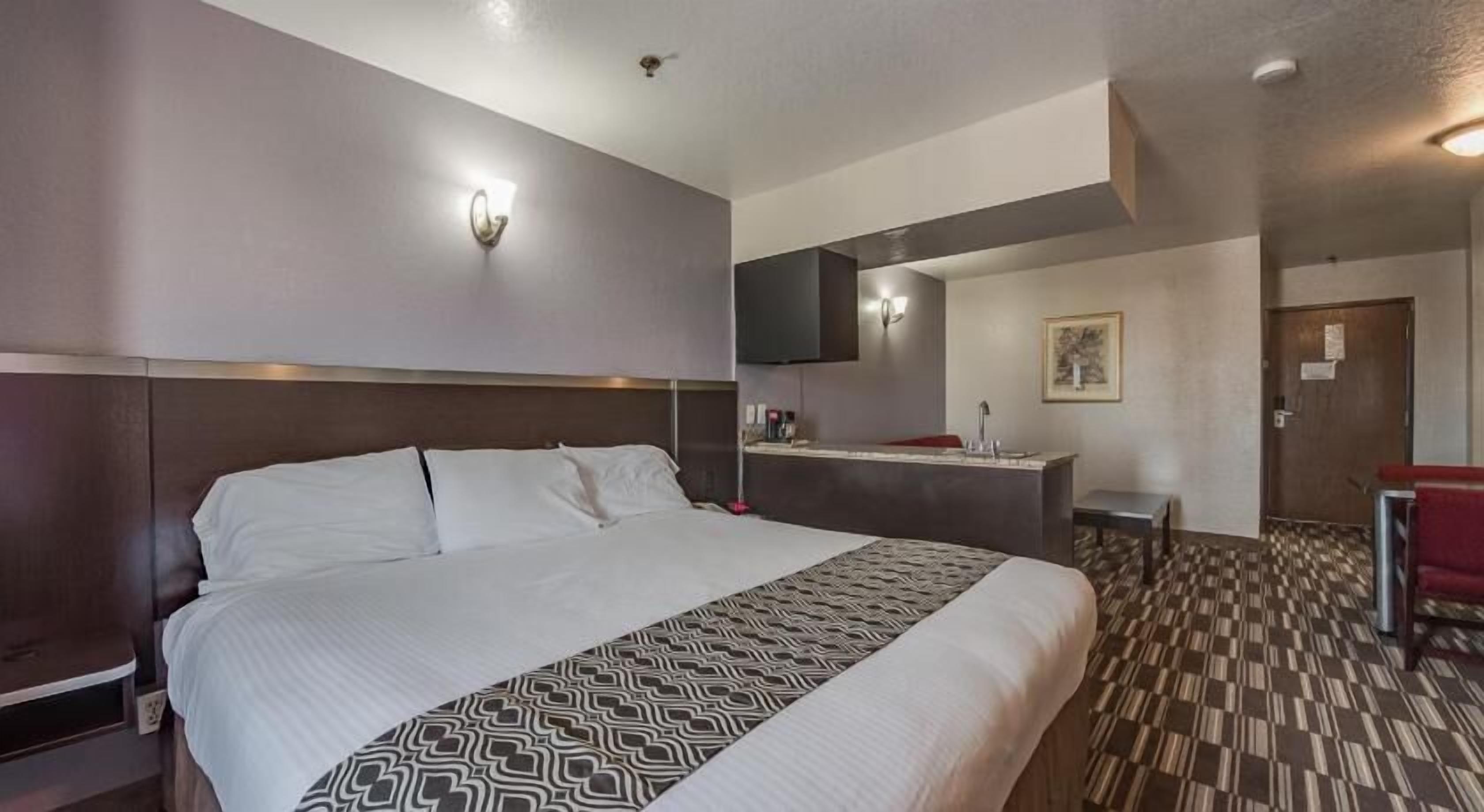 Desk, laptop workspace, iron/ironing board, free WiFi