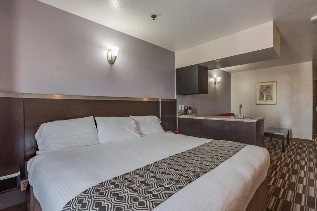 Desk, laptop workspace, iron/ironing board, free WiFi