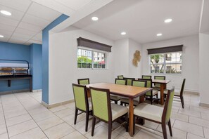 Free daily continental breakfast - Baymont by Wyndham Orlando/International Dr/Universal Blvd (Orlando)