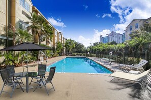Outdoor pool, sun loungers - Baymont by Wyndham Orlando/International Dr/Universal Blvd (Orlando)