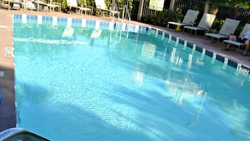 Piscina all'aperto, lettini
