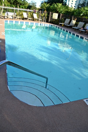 Piscine extérieure, chaises longues