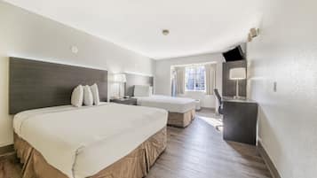 Muebles diferentes, escritorio y cortinas blackout