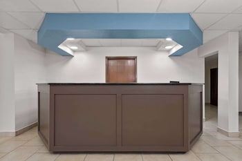 Hotel entrance and lobby at Baymont by Wyndham Orlando/International Dr/Universal Blvd