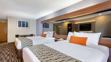 1 kamar tidur, brankas, meja kerja, dan setrika/meja setrika