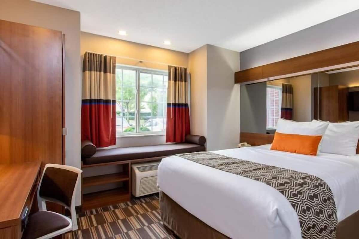 1 bedroom, in-room safe, desk, iron/ironing board